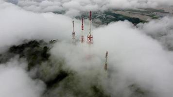 aérien orbite vue télécommunication la tour à Haut de colline video