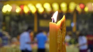 Seleccione atención amarillo vela celebrar nueve emperador Dioses festival en templo video