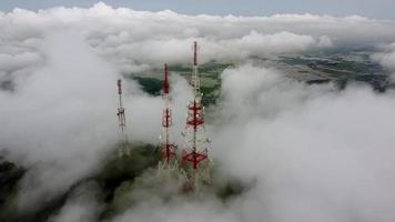 zangão curto mosca sobre comunicação torre video