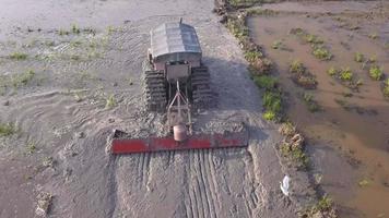 oben Nieder Aussicht Traktor Arbeiten video