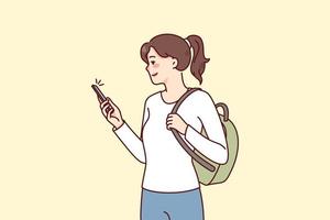 sonriente niña estudiante con mochila utilizando moderno teléfono inteligente comunicado en línea. contento mujer con Teléfono móvil hojeada social redes en artilugio. plano vector ilustración.