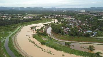 il fiume è allagato a malesi Kampung video