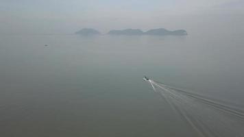 un barco moverse hacia pulau un hombre isla video