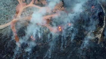 aérien Regardez vers le bas Feu ouvert Feu se produire à ordures déverser video