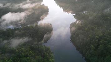 aéreo rotativo Visão a lago dentro manhã nascer do sol video