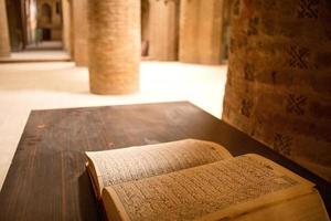 libro en Arábica en masjed-e jameh mezquita. foto