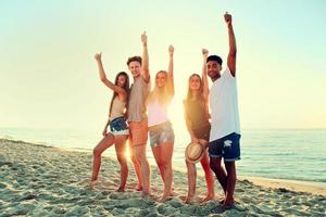 grupo de amigos teniendo divertido en el playa. concepto de Hora de verano foto