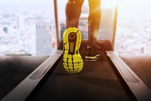 hombre correr con rueda de andar a el gimnasio en un soleado día foto