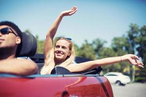 joven mujer en cabriolé coche parte para el verano Días festivos foto