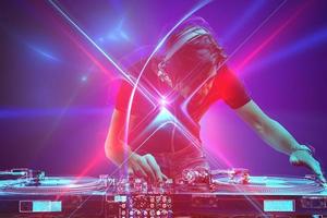 DJ obras de teatro música con un mezclador a el discoteca fiesta foto