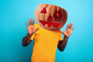 hombre con calabaza en lugar de cabeza. concepto de Víspera de Todos los Santos festividad foto