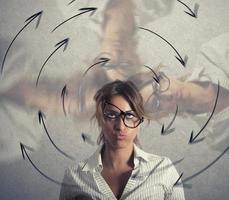 confuso mujer de negocios tiene mareo. concepto de estrés y trabajo excesivo foto