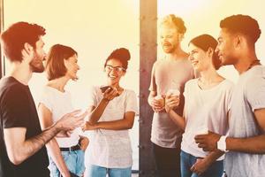 equipo de empresarios trabajo juntos en oficina. concepto de trabajo en equipo y camaradería foto