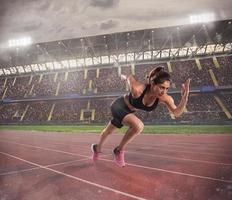 mujer carreras en un carrera a el estadio foto