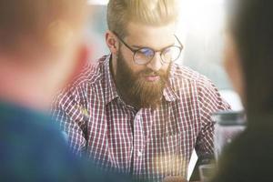 empresarios ese trabajo juntos en oficina. concepto de trabajo en equipo y camaradería foto