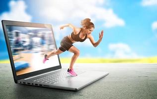 personal entrenador lo hace gimnasio lección de yoga mediante Internet y ordenador portátil foto