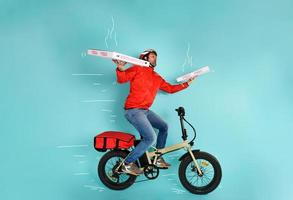 repartidor carreras rápido con eléctrico bicicleta a entregar Pizza foto