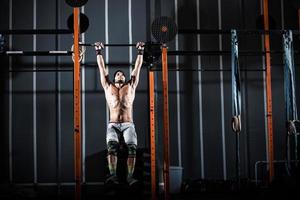 atlético hombre trabajos fuera a el gimnasio con el bar foto