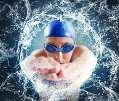 mujer nadador en un importante piscina carrera foto