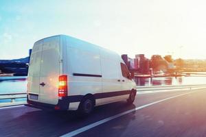 camioneta correr rápido en el autopista a entregar. 3d representación foto