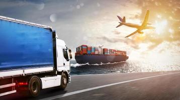 envío de bienes por mar, por tierra y por aire con carga barco, camión y avión foto