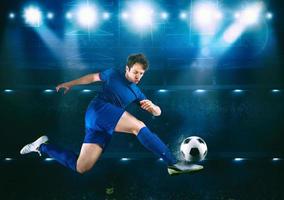 fútbol huelguista golpes el pelota con un acrobático patada en el aire a el estadio foto