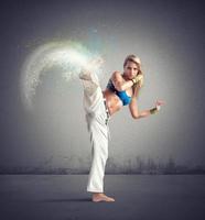 mujer jugando capoeira foto