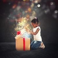 contento pequeño niña con un Navidad regalo foto