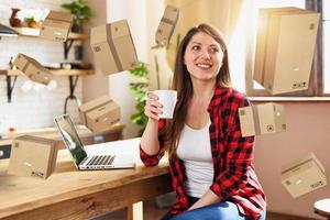 mujer lo hace compras mediante comercio electrónico en línea tienda. concepto de rápido entrega foto