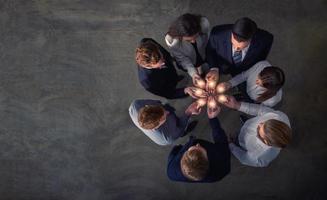 trabajo en equipo y lluvia de ideas concepto con empresarios ese compartir un idea con un lámpara. concepto de puesta en marcha foto