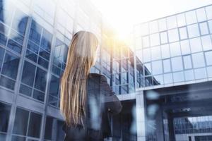 mujer de negocios mira lejos para el futuro de el empresa foto