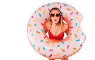 asombrado mujer salidas desde un inflable rosquilla foto