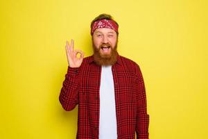 contento hombre con barba y pañuelo en cabeza foto