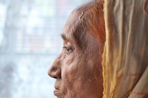 toma de detalle del ojo de una mujer mayor asiática foto