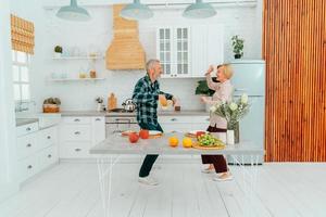 marido y esposa danza a hogar durante desayuno foto