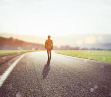 hombre camina en un desconocido la carretera para un nuevo aventuras foto