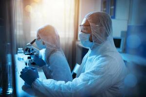 médico en el laboratorio análisis muestras debajo un microscopio. farmacéutico tratamiento concepto. foto