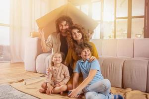 familia son contento para el nuevo hogar. concepto de real inmuebles foto