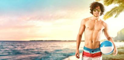 hermosa chico con un pelota a el playa a puesta de sol. relajación y divertido concepto foto