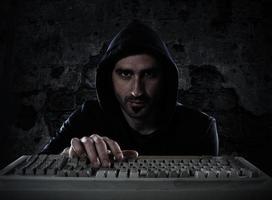 hacker leyendo personal información. concepto de intimidad y seguridad foto