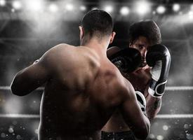 Boxer en un boxe competencia late su adversario foto