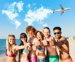 grupo de amigos teniendo divertido en el playa. concepto de Hora de verano foto