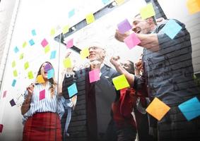 equipo de contento personas trabajo juntos. concepto de trabajo en equipo, camaradería y éxito foto