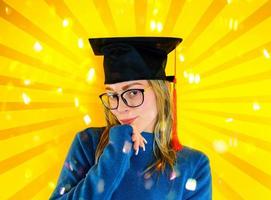 mujer es contento a tener logrado graduación y éxito en estudios foto