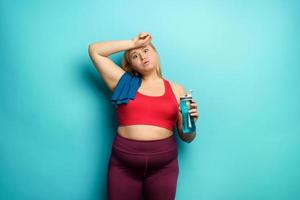 grasa niña lo hace gimnasio a hogar. cansado expresión. gyan antecedentes foto