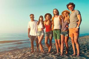 grupo de amigos teniendo divertido en el playa foto