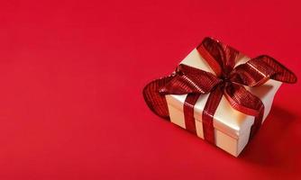 caja de regalo sobre fondo rojo foto