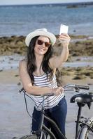 hembra turista selfie en vacaciones foto