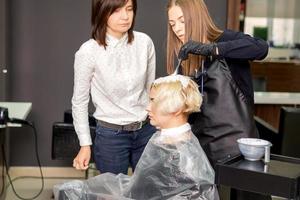 Trainee learns to draw women's hair photo