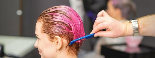 pelo tratamiento después rosado colorante foto